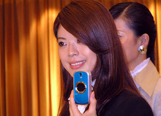 KDDI - 12 New Handsets with Massive 3G Services Launch